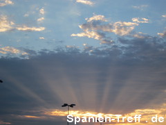 Sonne und Wolken am Himmel