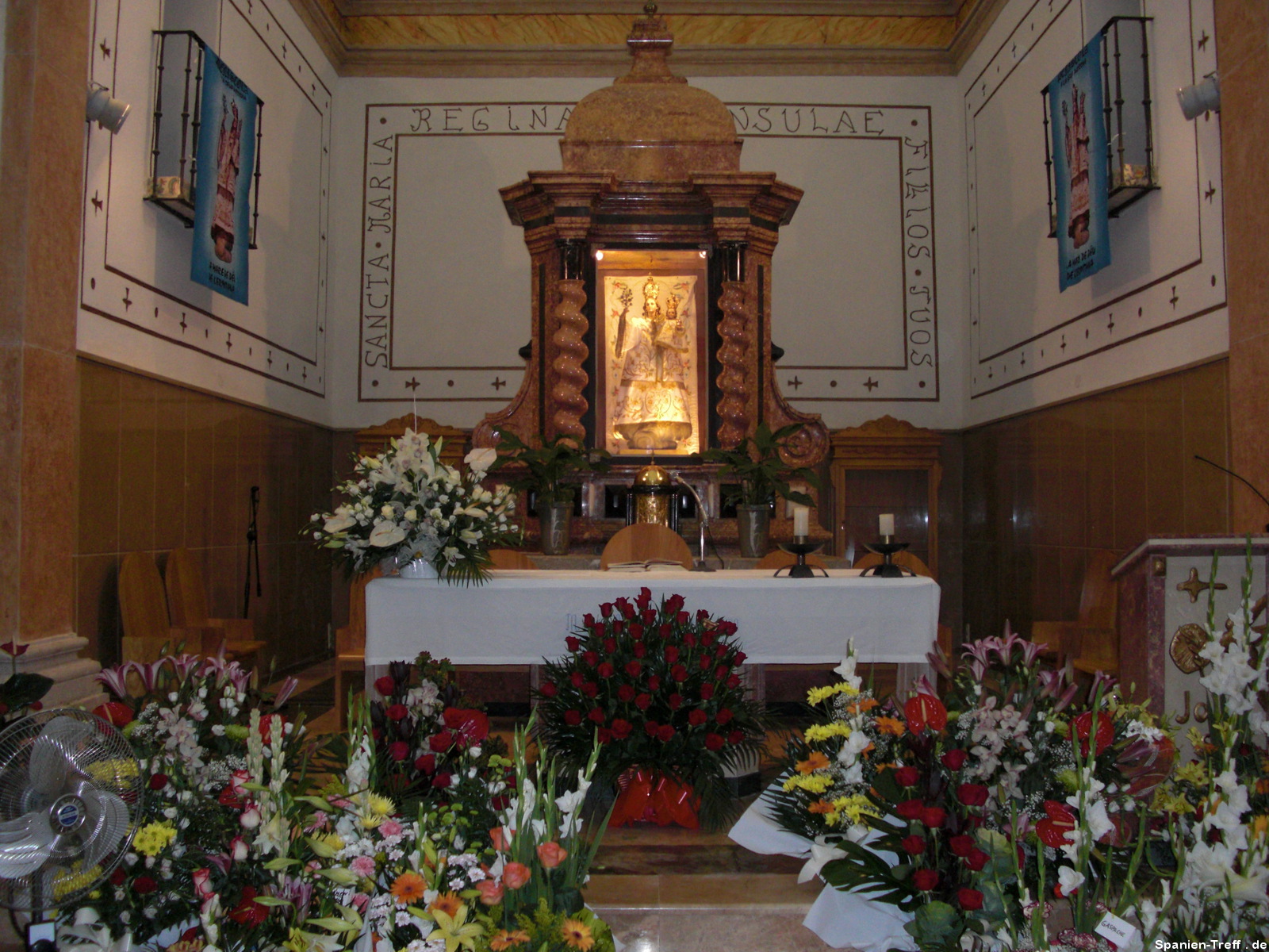 Altar mit Maria und Blumen