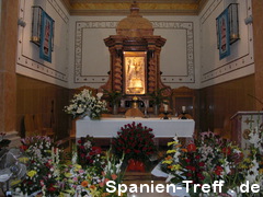 Altar mit Maria und Blumen