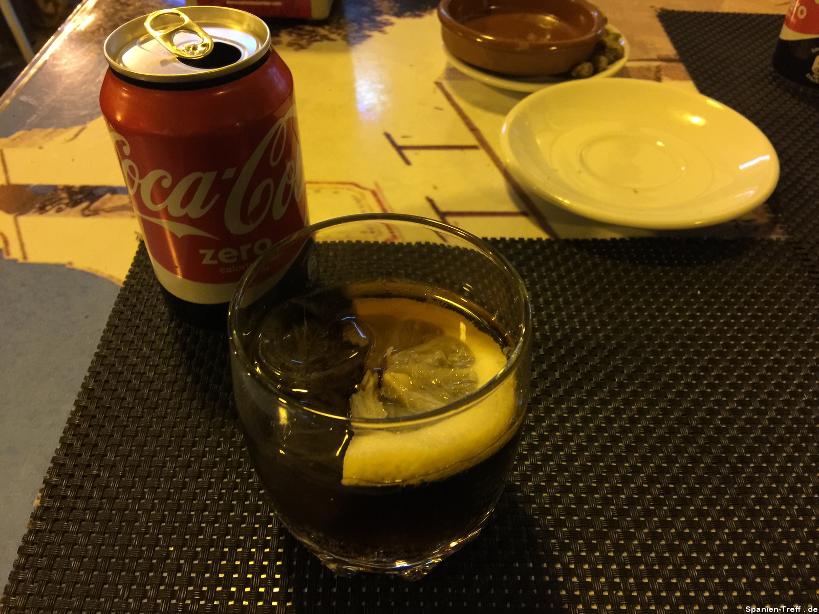 Coca Cola mit Eiswürfeln und Zitronenscheibe