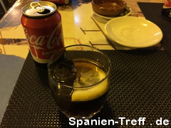 Coca Cola mit Eiswürfeln und Zitronenscheibe