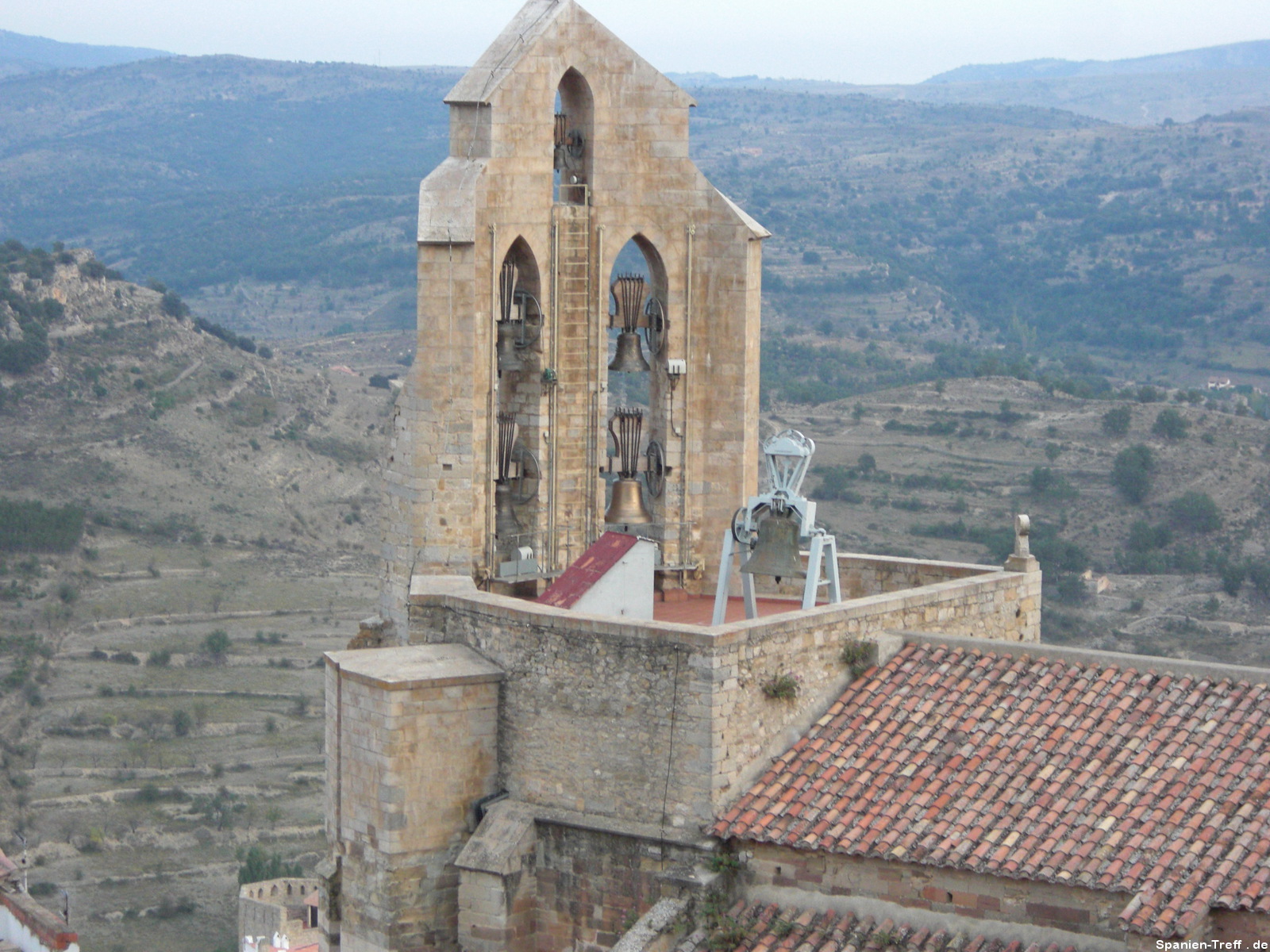 Kirchturm mit Glocken in Morella,
