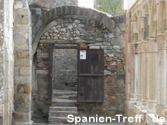 Tor und Tür im Rosengarten bei Morella
